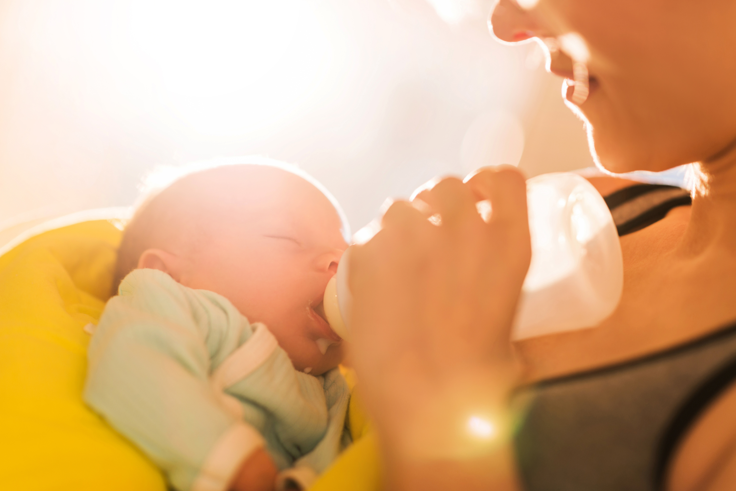 Le rythme des biberons de Bébé : astuces naturelles pour aider à