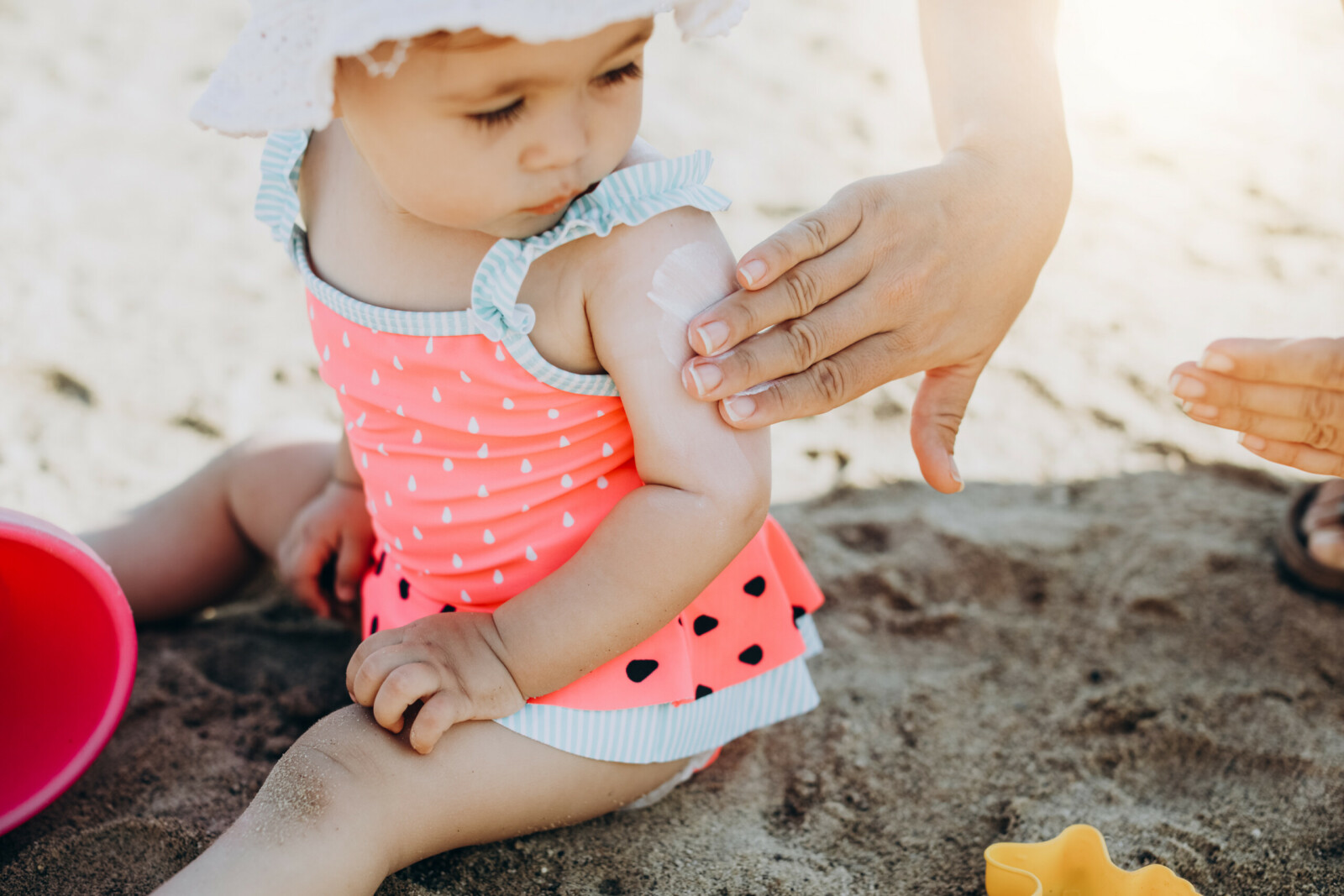 N’oubliez pas que pour protéger bébé du soleil, la crème ne fait pas tout !