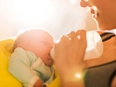 Le rythme des biberons de Bébé : astuces naturelles pour aider à les espacer