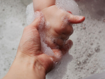 Laver bébé : avec quoi et à quelle fréquence ?