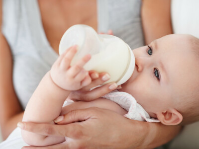 Quel biberon pour bébé ? - Nactalia Bio : lait infantile bio et responsable.